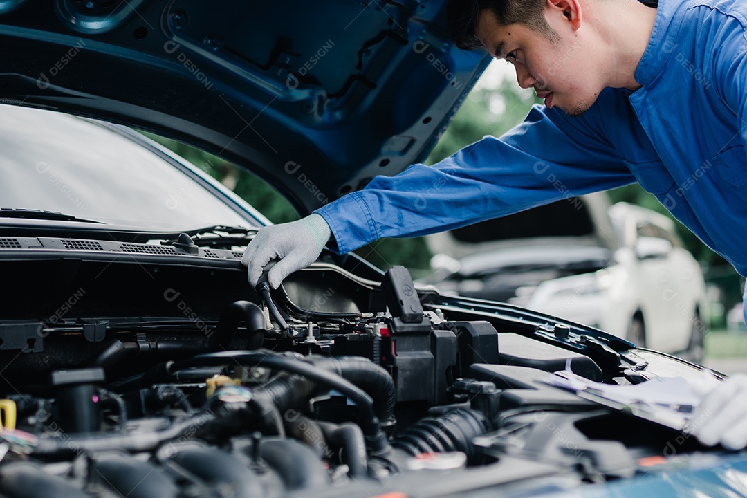 Mecânico trabalhando em consertos de carro