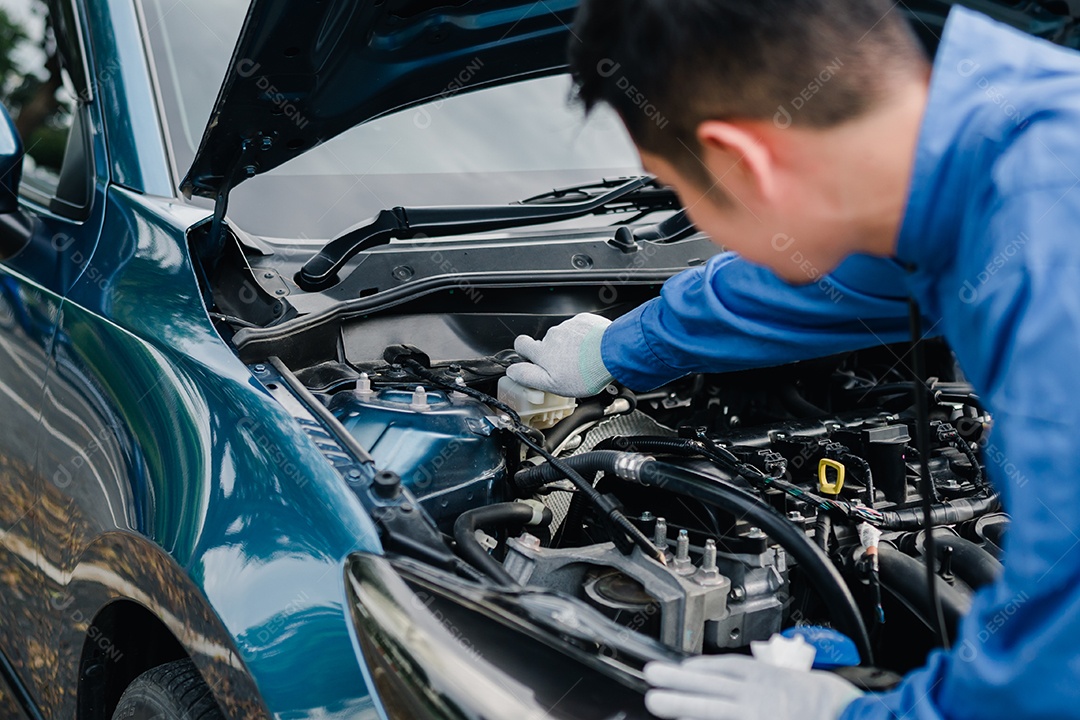 Mecânico trabalhando em consertos de carro