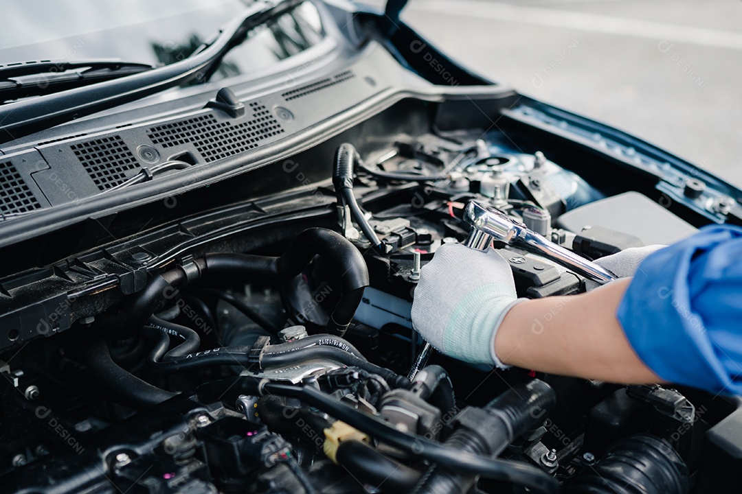 Mecânico trabalhando em consertos de carro