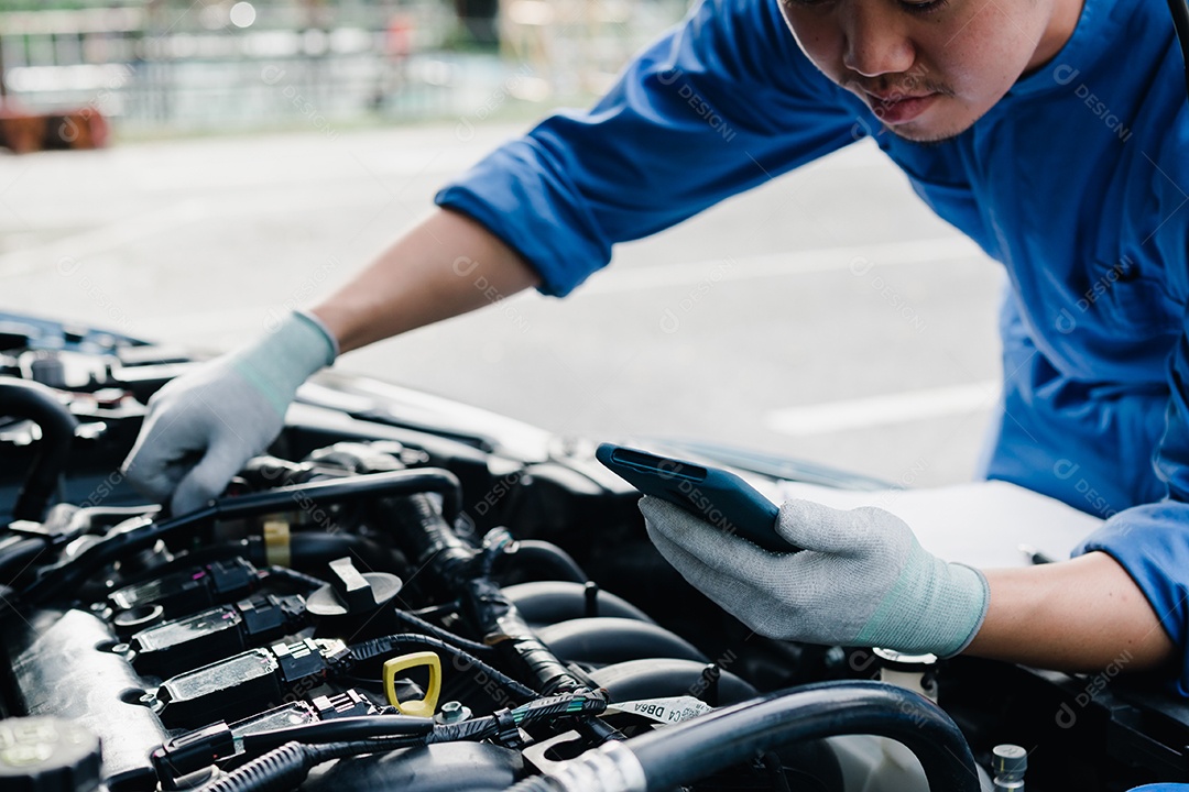 Mecânico em conserto de carros quebrados na oficina