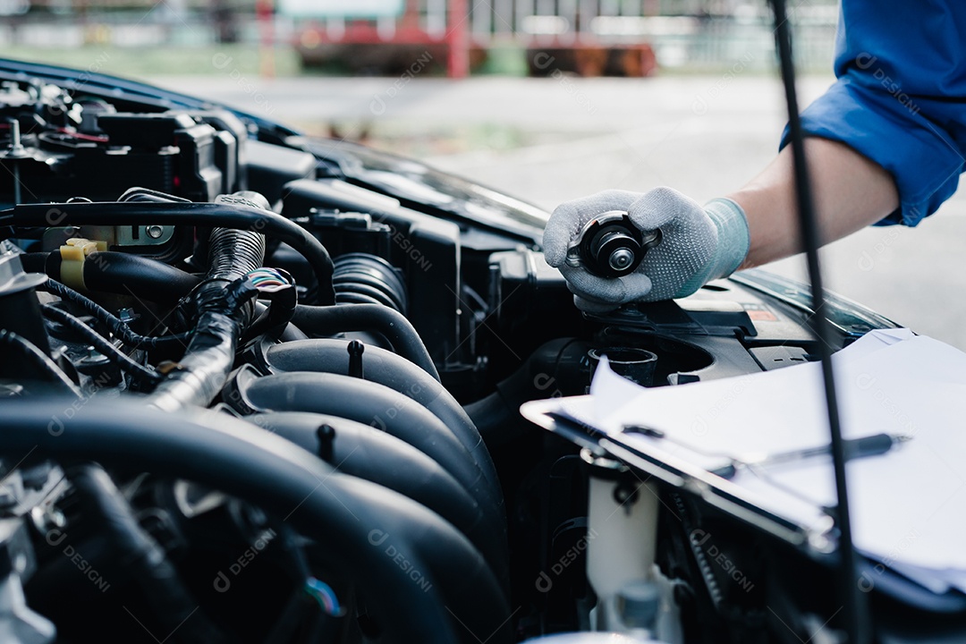 Mecânico em conserto de carros quebrados na oficina