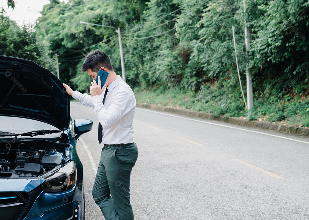 O empresário asiático quebrou o motor do carro ligando para o serviço de seguro