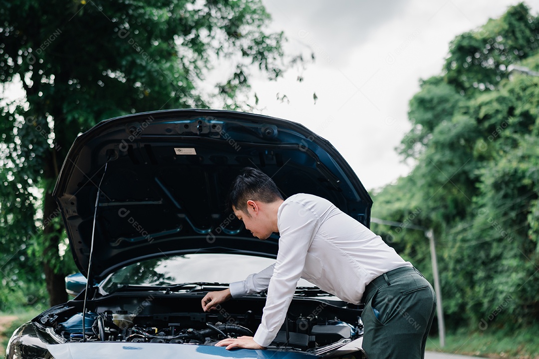 O empresário asiático quebrou o motor do carro ligando para o serviço de seguro