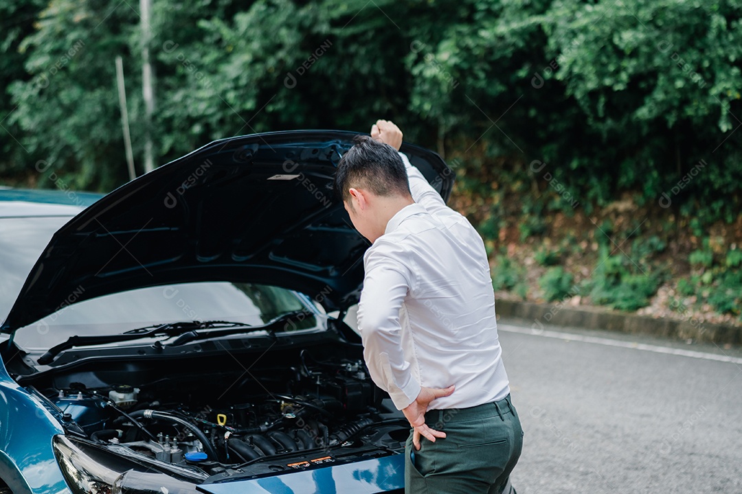 O empresário asiático quebrou o motor do carro ligando para o serviço de seguro