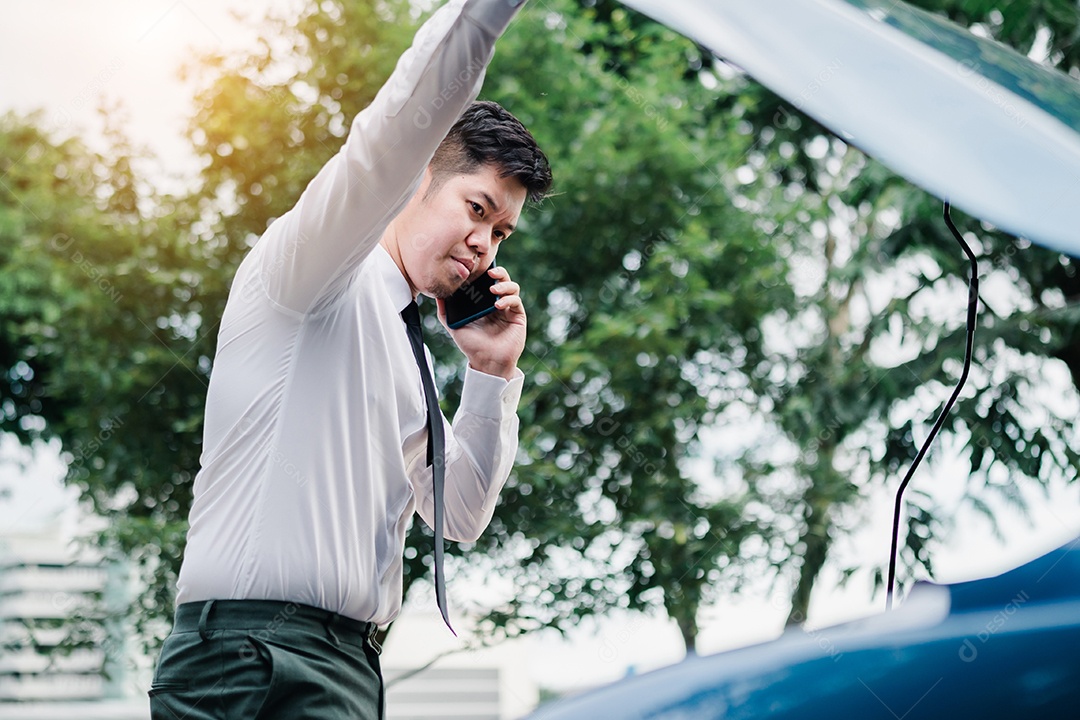 O empresário asiático quebrou o motor do carro ligando para o serviço de seguro