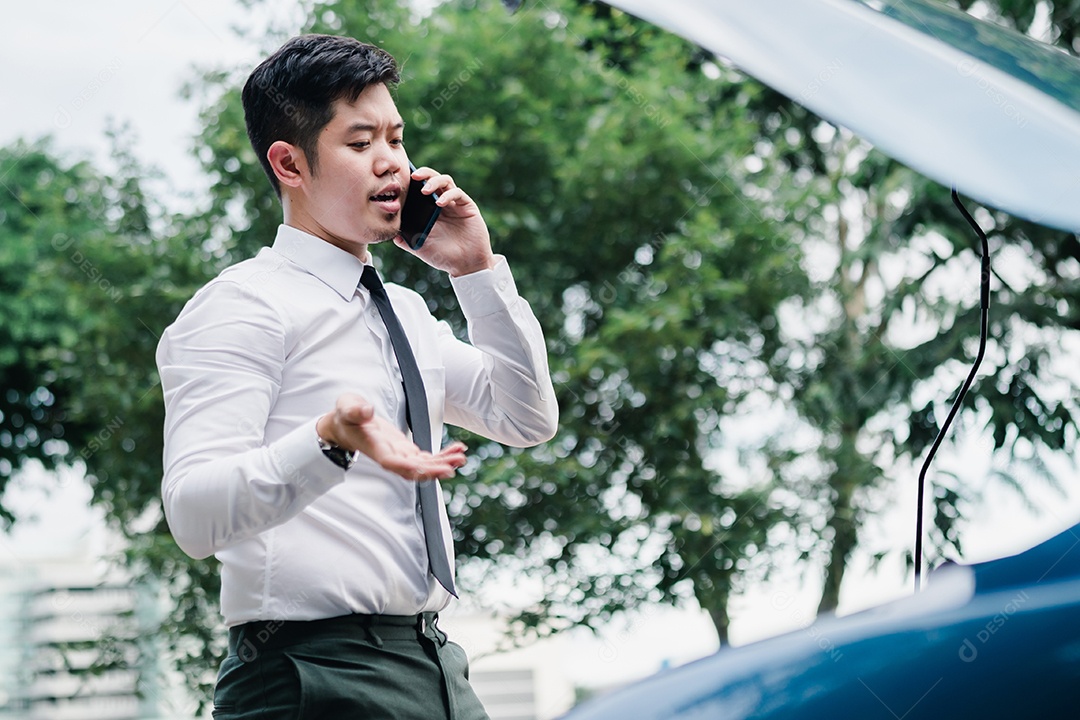 O empresário asiático quebrou o motor do carro