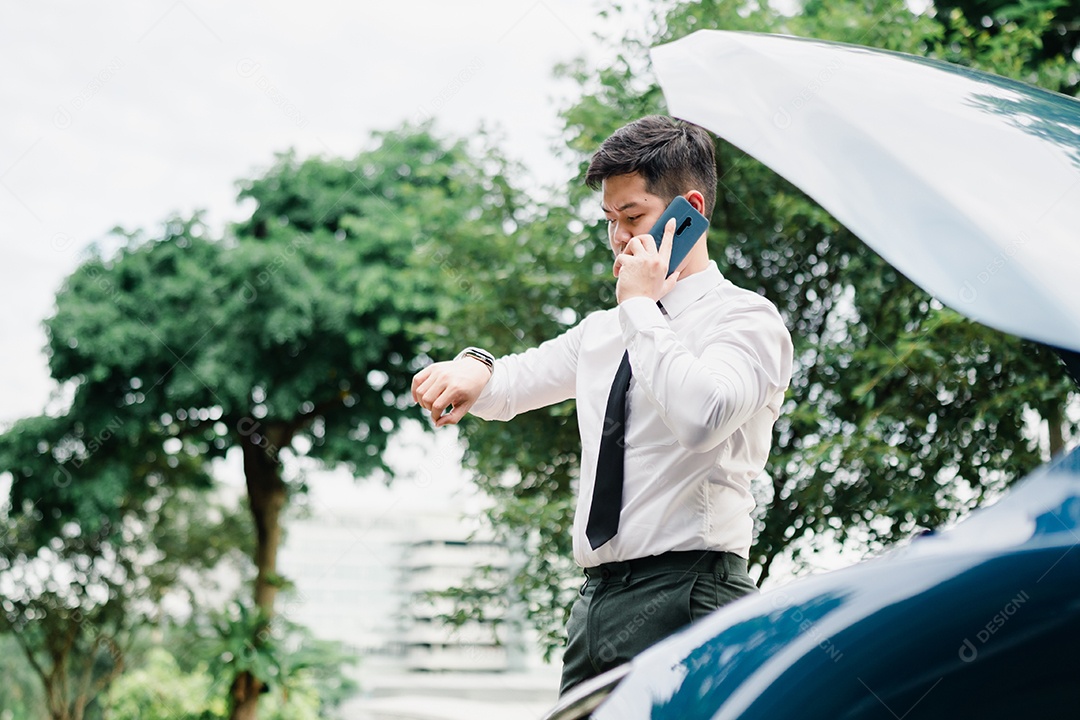 O empresário asiático quebrou o motor do carro