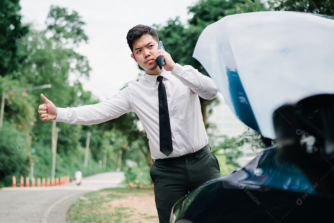 O empresário asiático quebrou o motor do carro