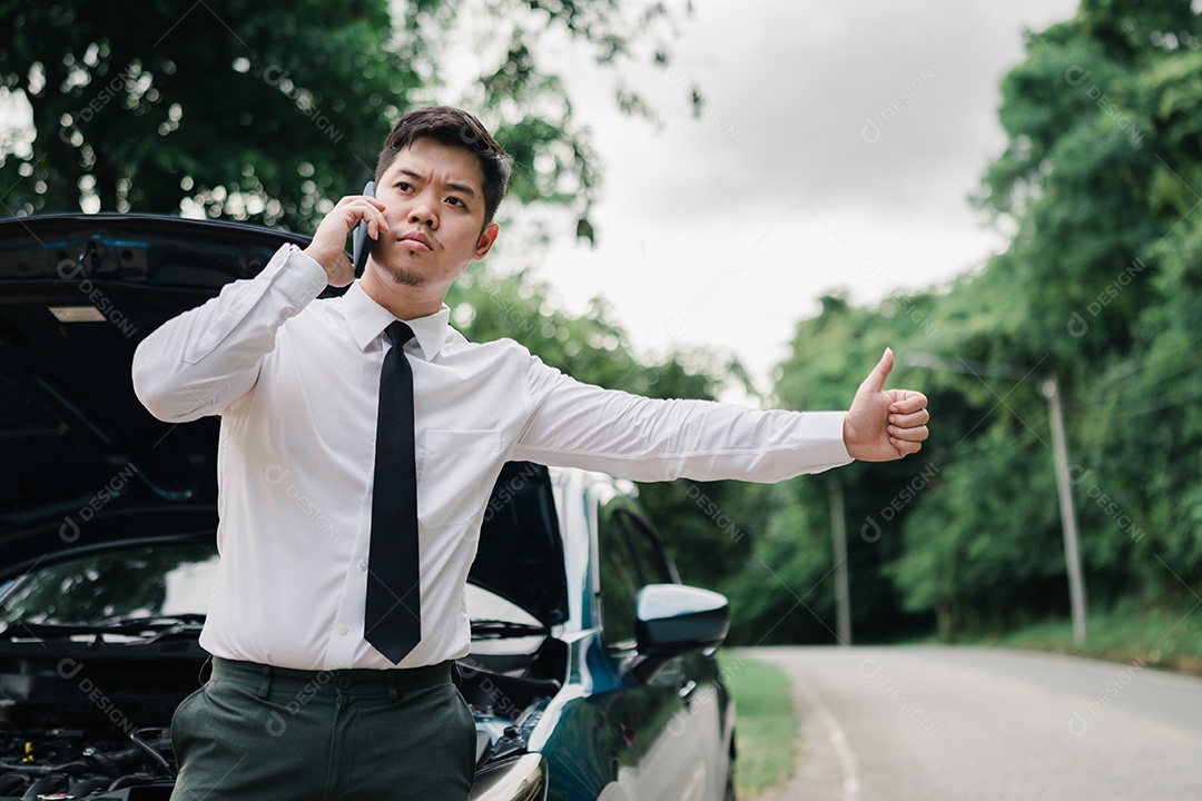 O empresário asiático quebrou o motor do carro