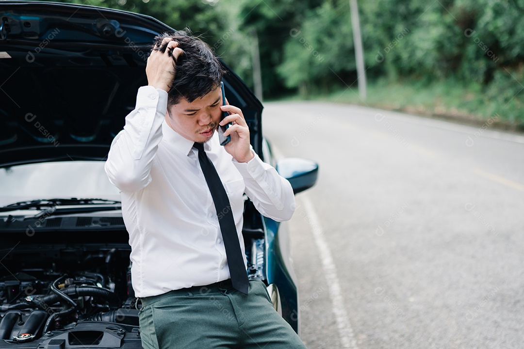 O empresário asiático quebrou o motor do carro
