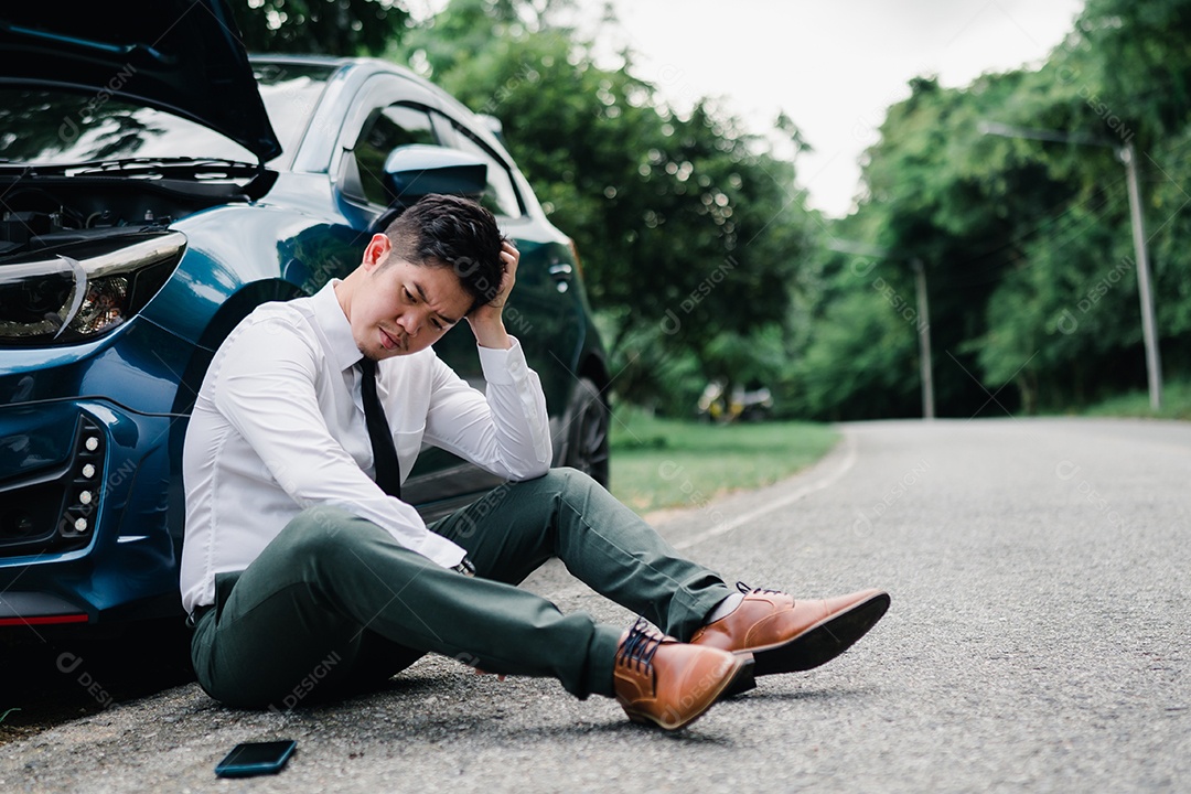 O empresário asiático quebrou o motor do carro