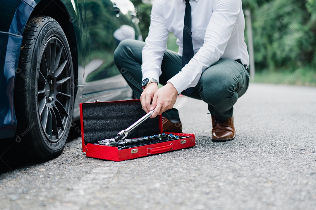 O empresário asiático quebrou o motor do carro