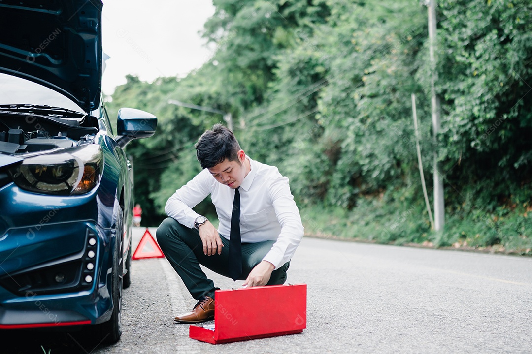 O empresário asiático quebrou o motor do carro