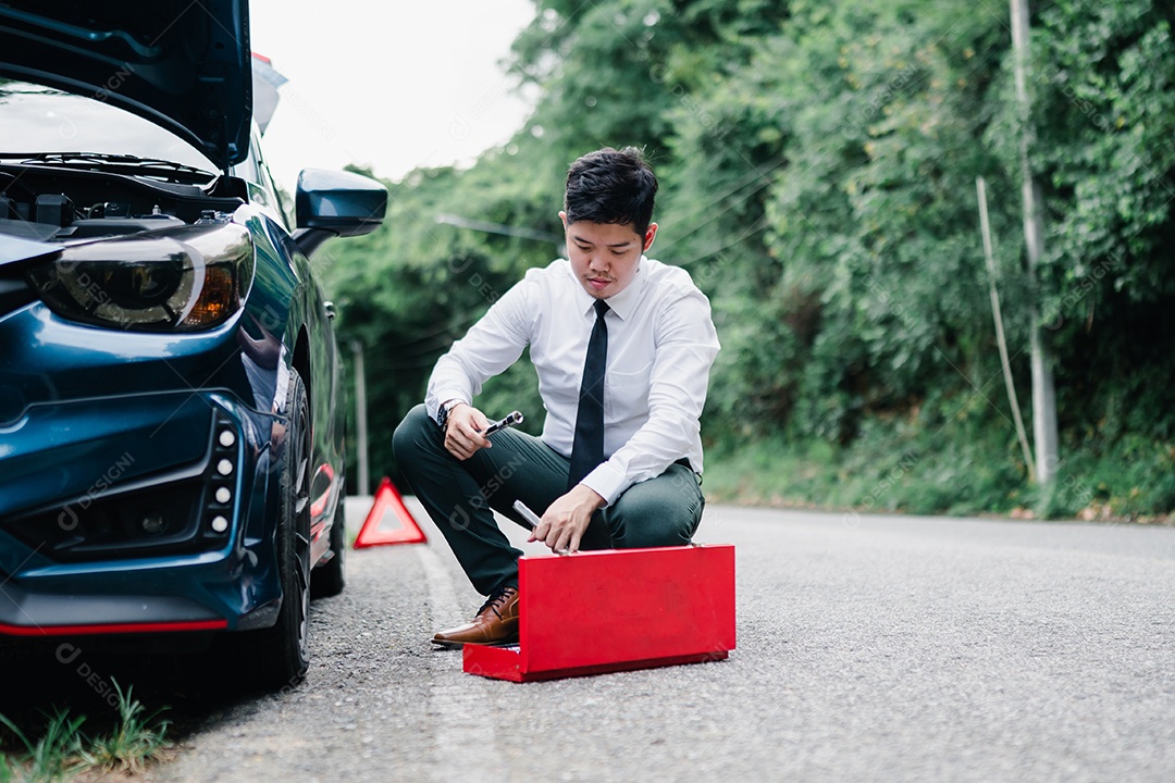 O empresário asiático quebrou o motor do carro