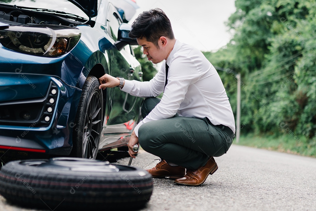 O empresário asiático quebrou o motor do carro