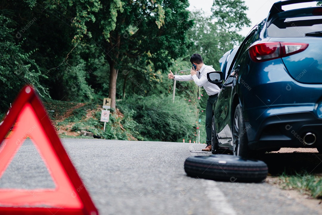 O empresário asiático quebrou o motor do carro