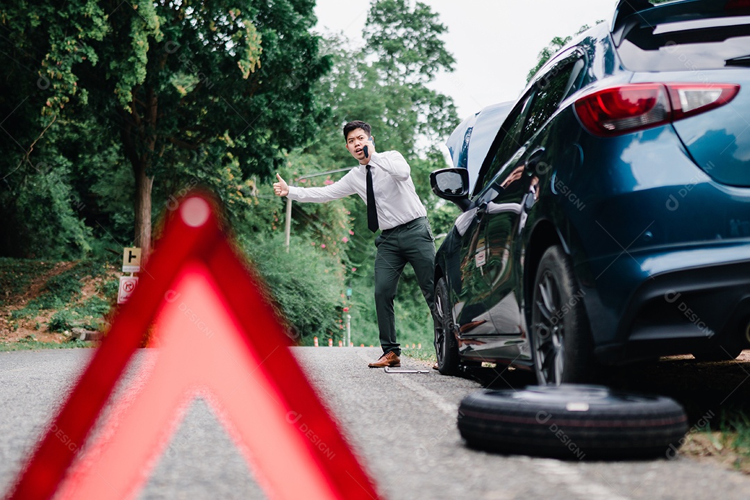 O empresário asiático quebrou o motor do carro