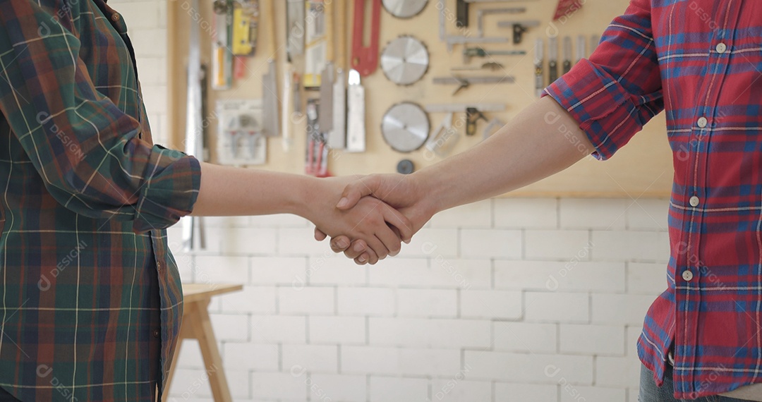 Equipe de jovens carpinteiros criando vários projetos de marcenaria