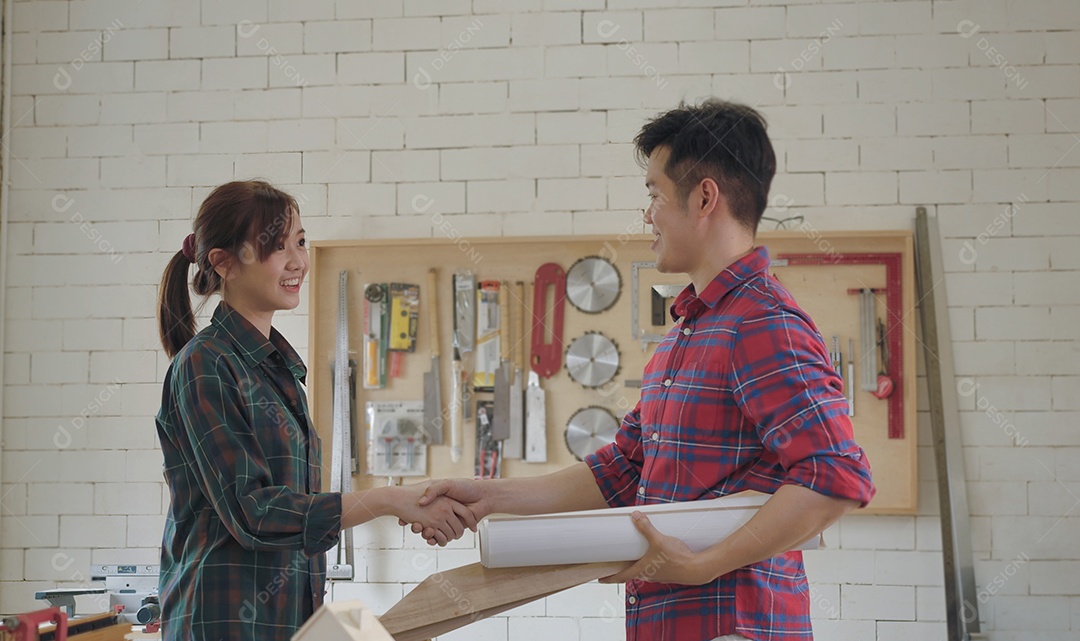 Equipe de jovens carpinteiros criando vários projetos de marcenaria