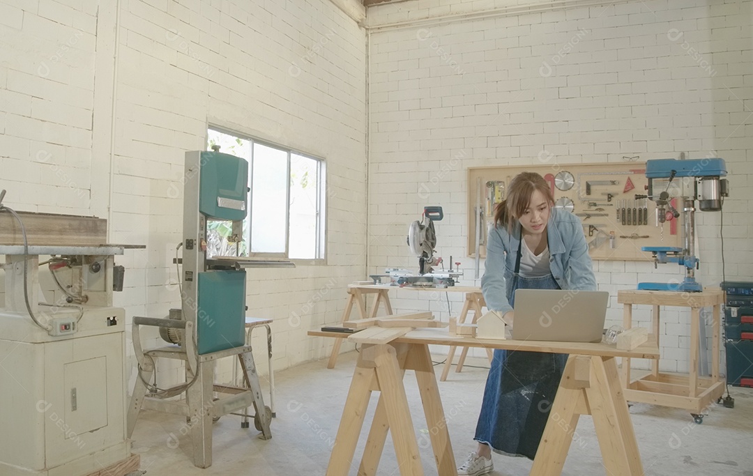 Equipe de jovens carpinteiros criando vários projetos de marcenaria