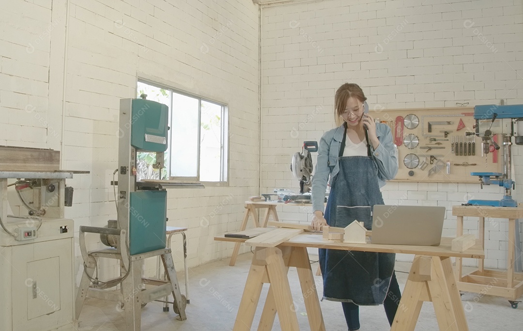 Equipe de jovens carpinteiros criando vários projetos de marcenaria