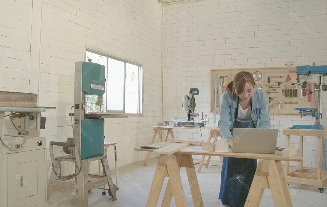 Equipe de jovens carpinteiros criando vários projetos de marcenaria
