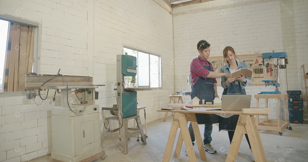 Equipe de jovens carpinteiros criando vários projetos de marcenaria