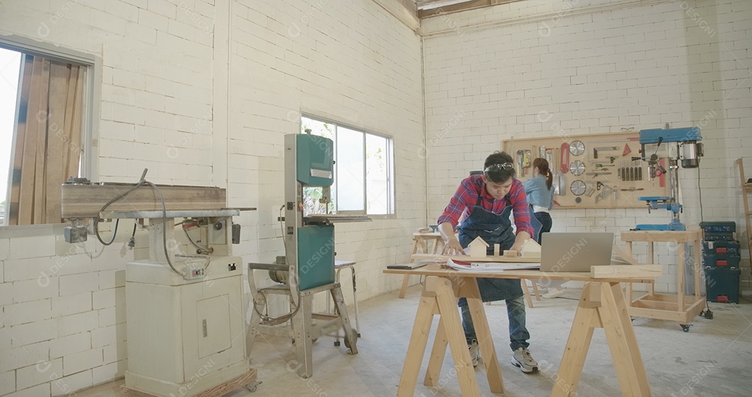 Equipe de jovens carpinteiros criando vários projetos de marcenaria