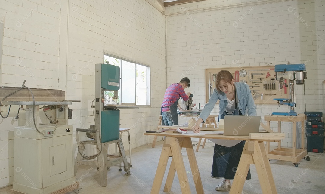 Equipe de jovens carpinteiros criando vários projetos de marcenaria
