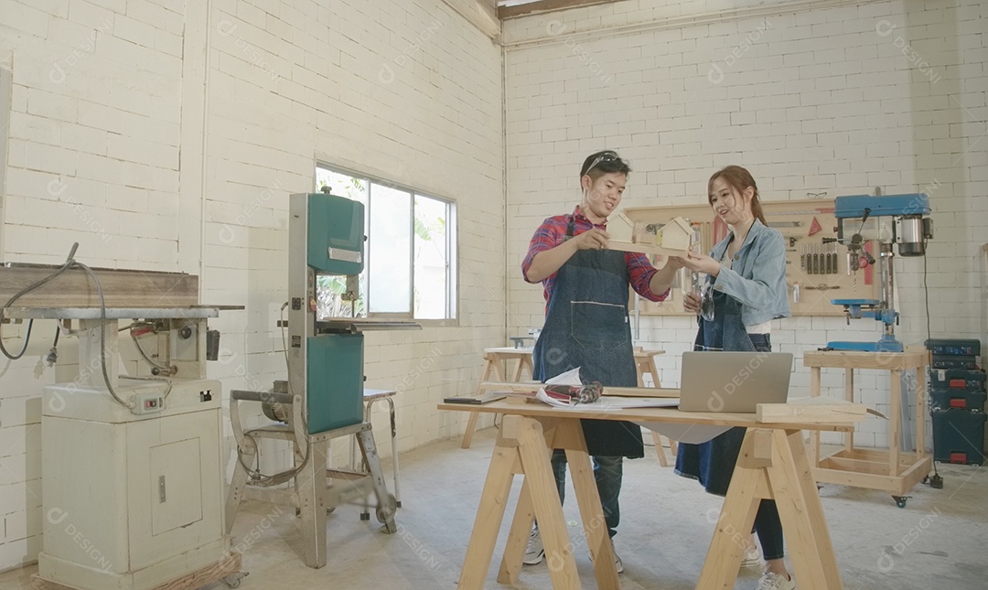 Equipe de jovens carpinteiros criando vários projetos de marcenaria