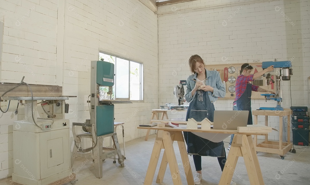 Equipe de jovens carpinteiros criando vários projetos de marcenaria
