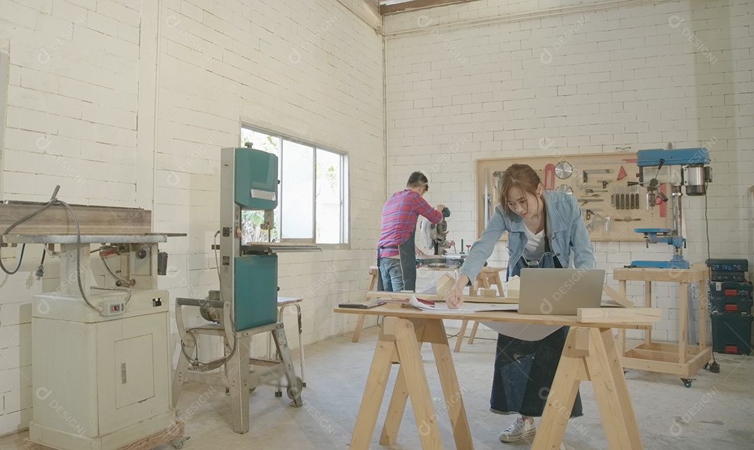 Equipe de jovens carpinteiros criando vários projetos de marcenaria