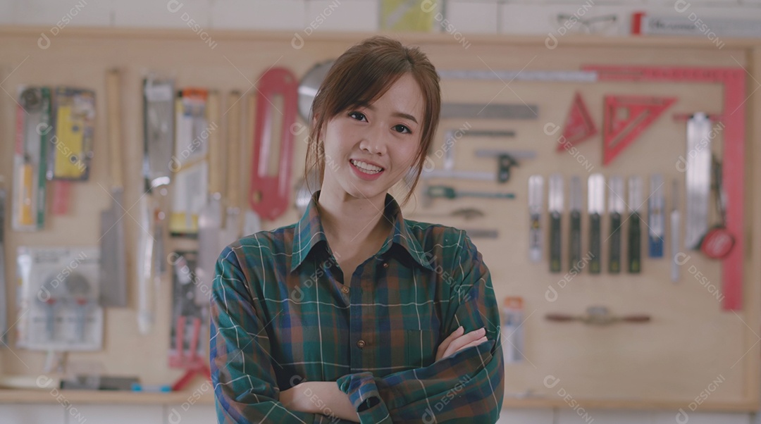 Equipe de jovens carpinteiros criando vários projetos de marcenaria