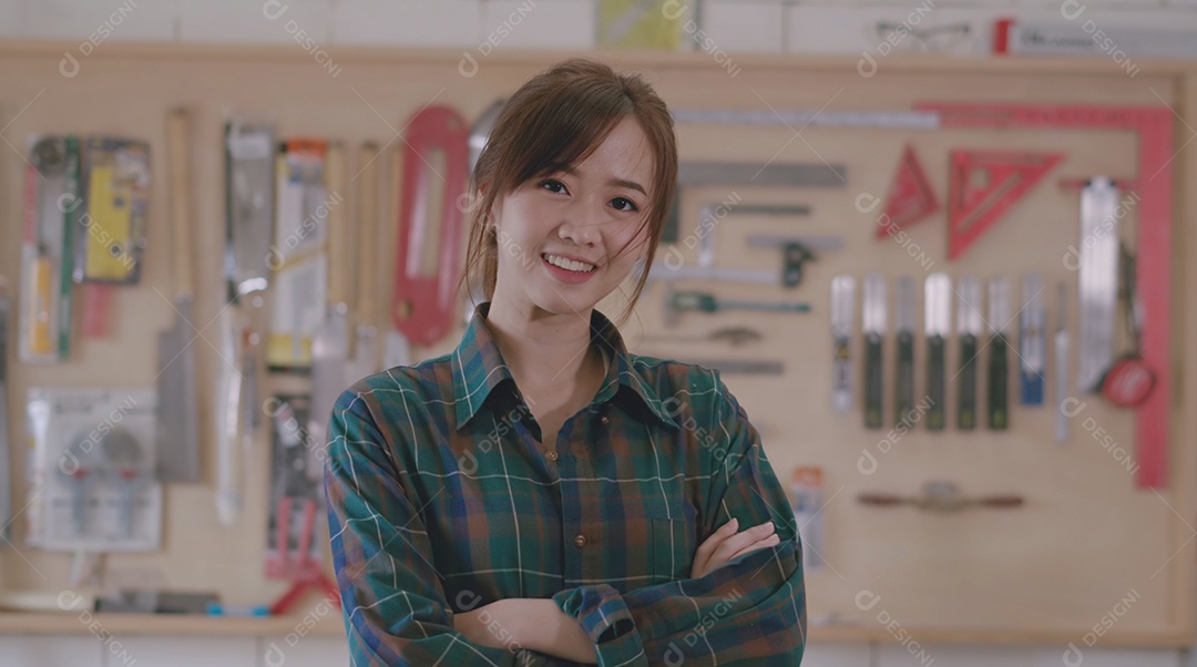 Equipe de jovens carpinteiros criando vários projetos de marcenaria