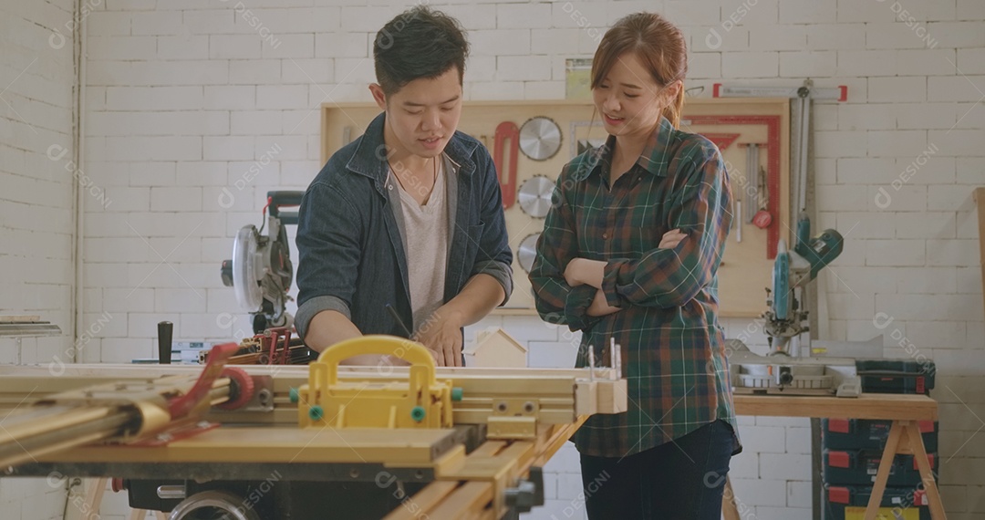 Equipe de jovens carpinteiros criando vários projetos de marcenaria