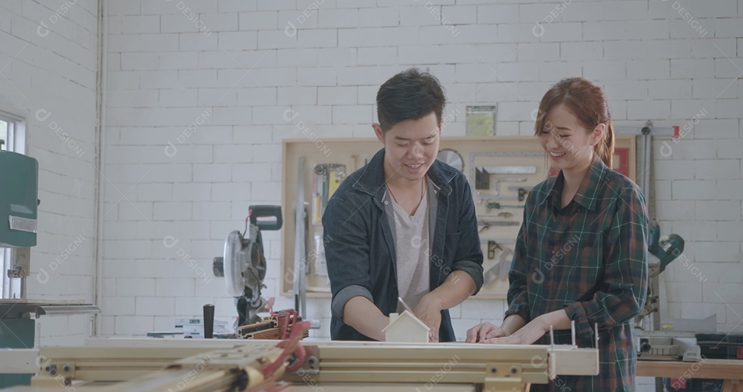 Equipe de jovens carpinteiros criando vários projetos de marcenaria