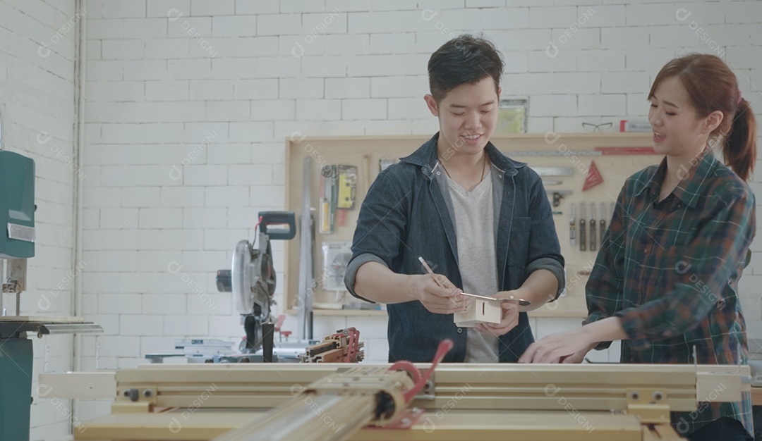 Equipe de jovens carpinteiros criando vários projetos de marcenaria