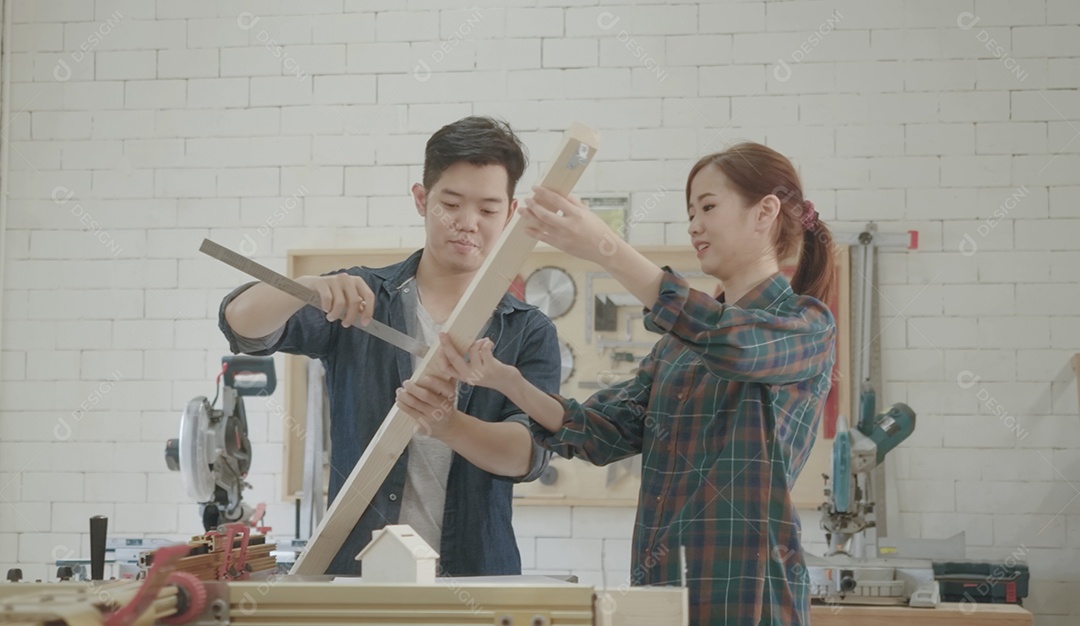 Equipe de jovens carpinteiros criando vários projetos de marcenaria