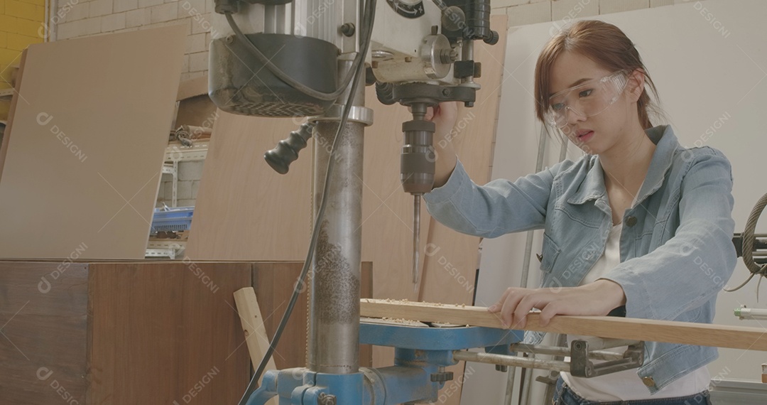 Equipe de jovens carpinteiros criando vários projetos de marcenaria
