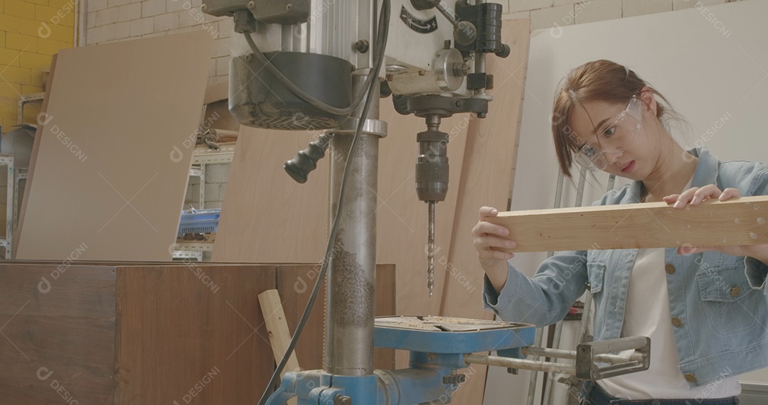 Equipe de jovens carpinteiros criando vários projetos de marcenaria
