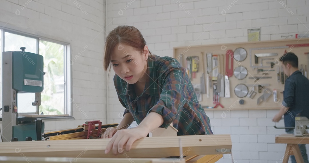 Equipe de jovens carpinteiros criando vários projetos de marcenaria