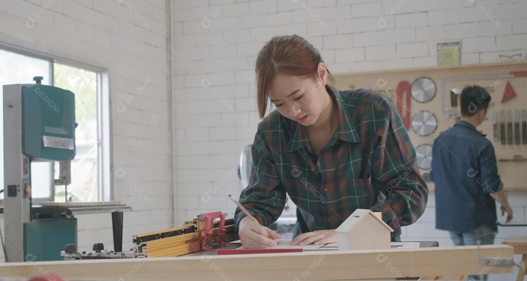 Equipe de jovens carpinteiros criando vários projetos de marcenaria