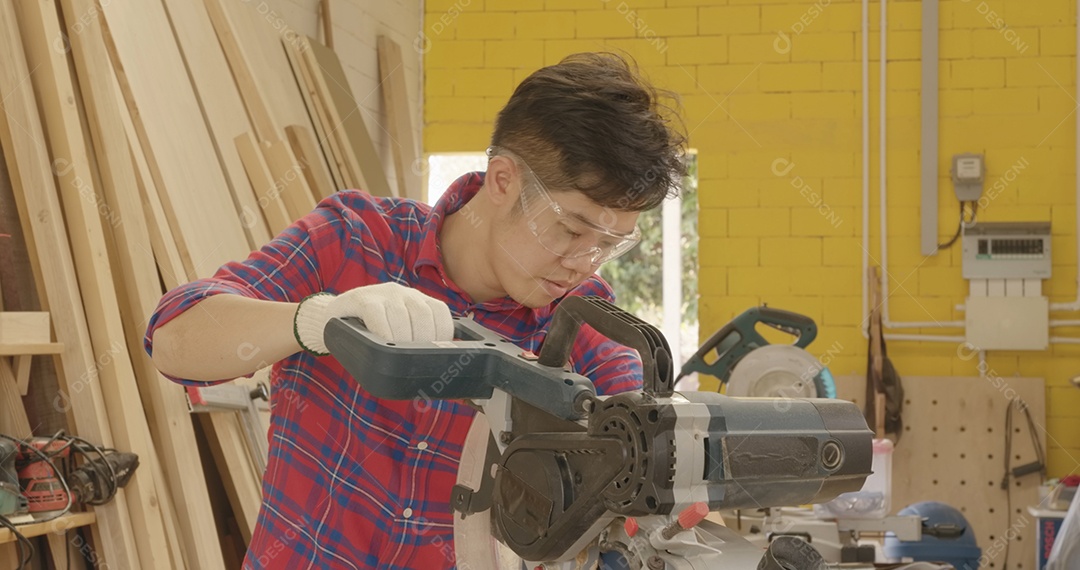 Equipe de jovens carpinteiros criando vários projetos de marcenaria