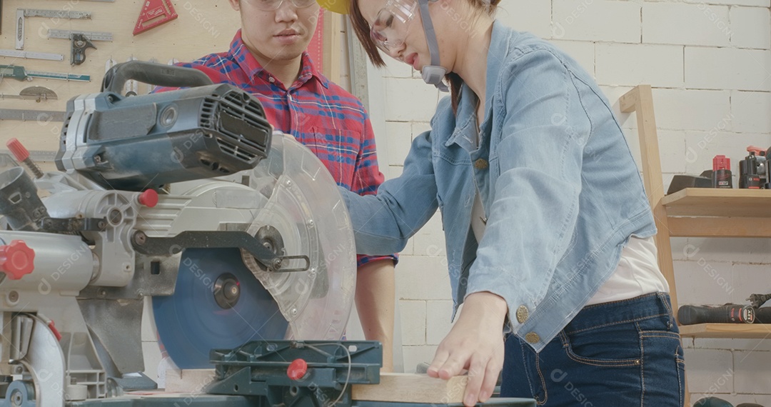 Equipe de jovens carpinteiros criando vários projetos de marcenaria