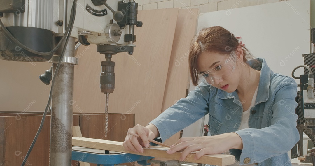 Equipe de jovens criando projetos na carpintaria