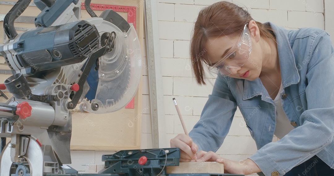 Equipe de jovens criando projetos na carpintaria