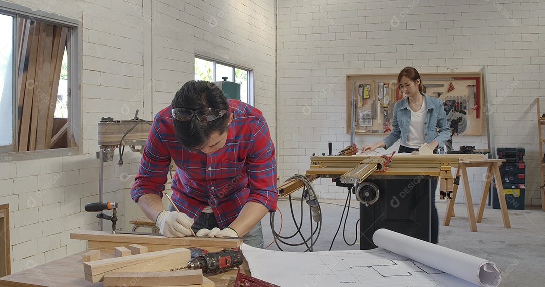 Equipe de jovens criando projetos na carpintaria