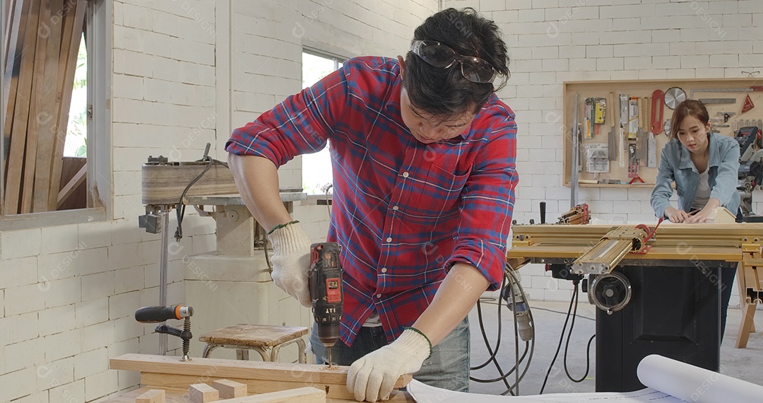 Equipe de jovens criando projetos na carpintaria