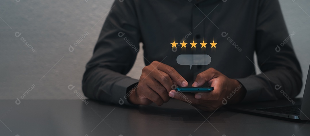 Conceito de pesquisa de feedback de satisfação de revisão do cliente, o usuário avalia a experiência de serviço no aplicativo on-line