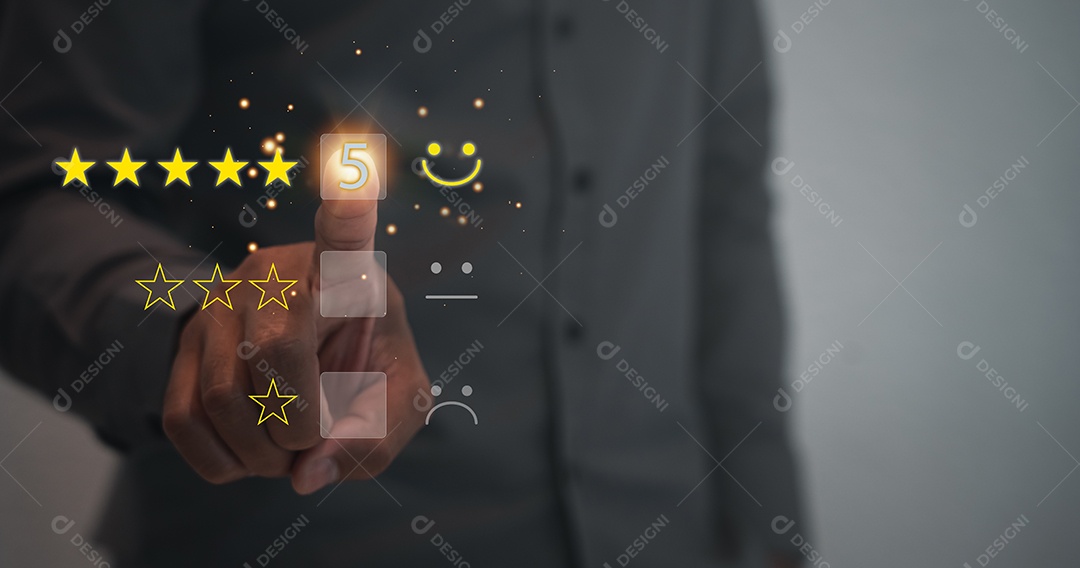 Atendimento ao cliente e conceito de satisfação, os empresários estão tocando a tela virtual